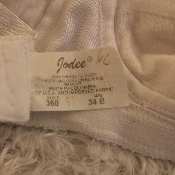 Jadee 34B bra has inserts/pockets but no pads to go with it white color - Picture 6 of 6